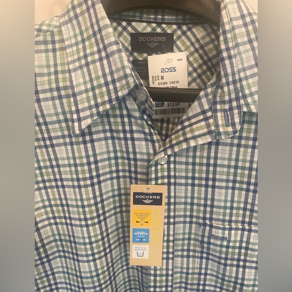 NWT Men’s MEDIUM DOCKERS BUTTON DOWN SHIRT.